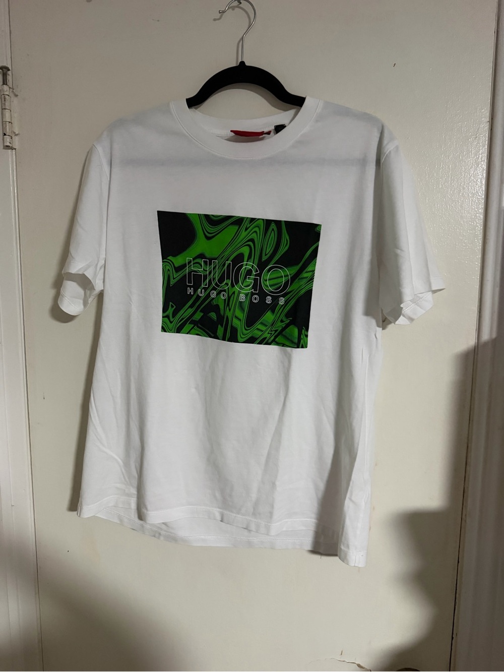 Hugo Boss Mens White T-Shirt Green Liquid Swirl Graphic Logo Size Medium